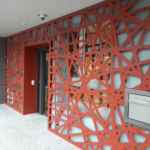 Hinterlüftete Fassade / HPL - CELLON - RAIFFEISEN SPREITENBACH - Bruag Design Factory AG - farbig