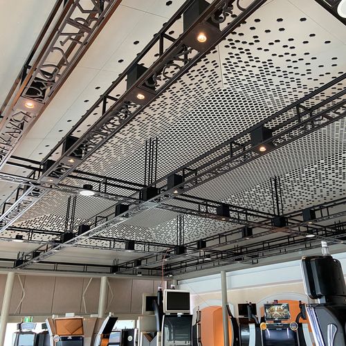 Holzzwischendecke - FORMBOARD TOP PINE REGENCY CASINO THESSALONIKI - Bruag Design Factory AG - Platten / Akustik / perforiert