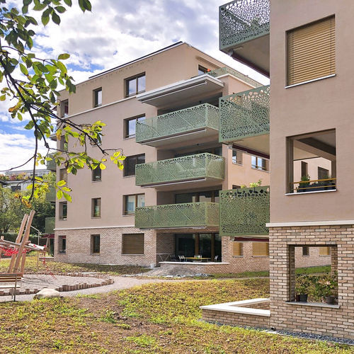 HPL-Geländer - CELLON - MFH Döltschiweg Zürich - Bruag Design Factory AG - Platten / für Außenbereich / für Balkon