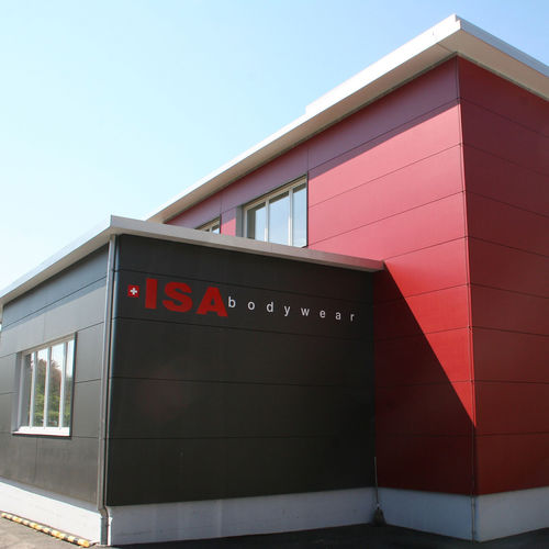 Fassadenverkleidung für hinterlüftete Fassade - FORMBOARD TOP PINE - ISA BODYWEAR AMRISWIL - Bruag Design Factory AG - Paneel / Holzfaser / glatt