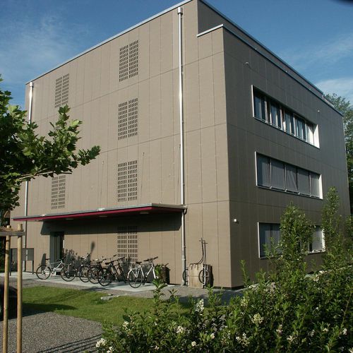 Fassadenverkleidung für hinterlüftete Fassade - FORMBOARD TOP PINE - MEHRFAMILIENHAUS LENZBURG - Bruag Design Factory AG - Paneel / Holzfaser / glatt