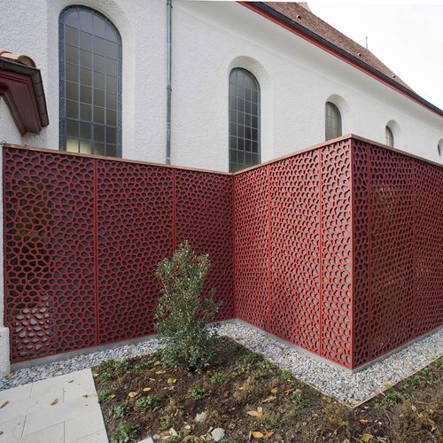 Dekorplatte zur Außenraumgestaltung - FORMBOARD TOP PINE - CHURCH ARLESHEIM - Bruag Design Factory AG - Holzfaser / perforiert / Sichtschutz
