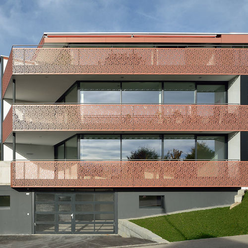 Holzfasergeländer - FORMBOARD TOP PINE - MINERGIE-P-ECO MFH - Bruag Design Factory AG - Platten / für Außenbereich / für Balkon