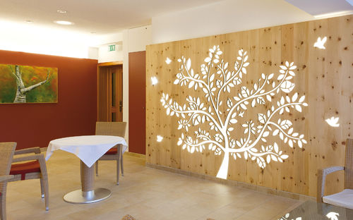 Dekorplatte für Trennwand - DORFHOTEL PETER & KAROLA FASCHING GMBH - Bruag Design Factory AG - Holz / perforiert