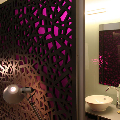 Dekorplatte für Trennwand - HOTEL PLATTENHOF ZURICH - Bruag Design Factory AG - hintergrundbeleuchtet / Holzfaser / perforiert