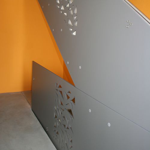 Holzfasergeländer - MULTI FAMILY HOUSE TÄGERWILEN - Bruag Design Factory AG - Platten / für den Innenraum / für Treppen