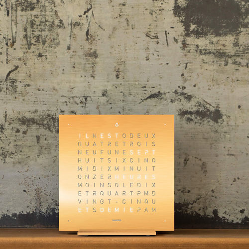 Moderne Uhr - GOLDEN LEGEND - qlocktwo - Tisch / mit LCD-Digitalanzeige / Aluminium