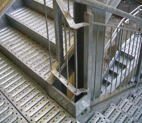 Stufe / galvanisiertem Stahl - PUNCHED ROUGH - Libra Industriale spa - Lochblech / rutschfest