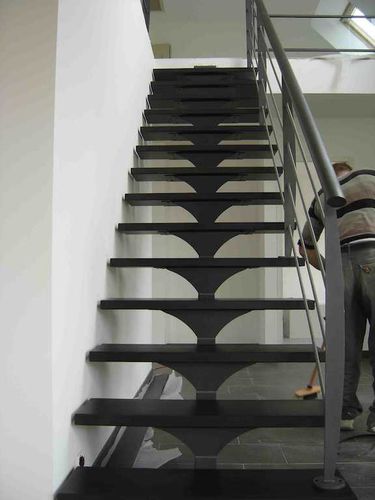 Gerade Treppe - ESCALIER DESIGN 14 - Metallstufen / mit Metallstruktur / modern