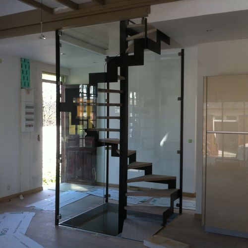 Treppe / abgewinkelte Spindeltreppe - ARGENTAN - ESCALIER DESIGN 14 - Holzstufen / mit Metallstruktur / modern