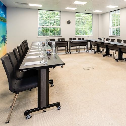 Moderner Besprechungstisch - C-8 FLT - burgessfurniture - Holz / Aluminium / Gestell aus Aluminium