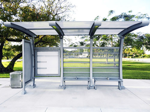Aluminium-Buswartehalle - CURVED I-BEAM INTERLUDE - Brasco International Inc. - Hartglas / Polycarbonat / mit Bank