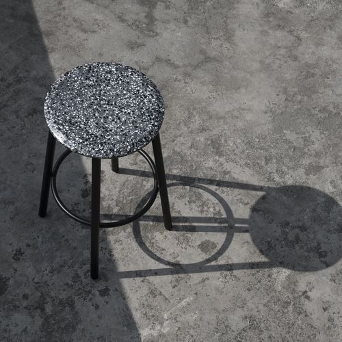 Moderner Barhocker - PING - BENTU DESIGN - Beton / schwarz / weiß