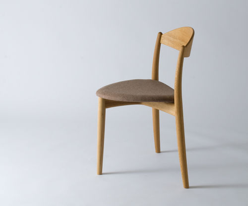 Moderner Stuhl - HOZUKI - Miyazaki Chair Factory - für den Innenraum / Stoff / Massivholz