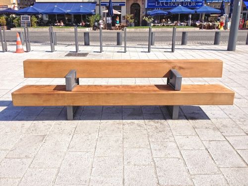 Moderne Bank für den öffentlichen Raum - CANEBIÈRE - URBAN-NT - Iroko / Gusseisen / mit Rückenlehne