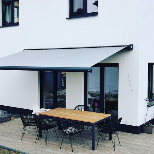 Fallarmmarkise - 300 - Kadeco Sonnenschutzsysteme GmbH - motorisiert / für Gewerbegebrauch / für Terrasse