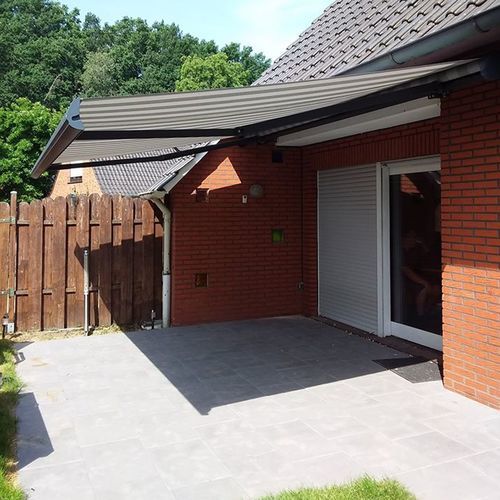 Fallarmmarkise - 210 - Kadeco Sonnenschutzsysteme GmbH - motorisiert / für Terrasse / Farbe anpassbar