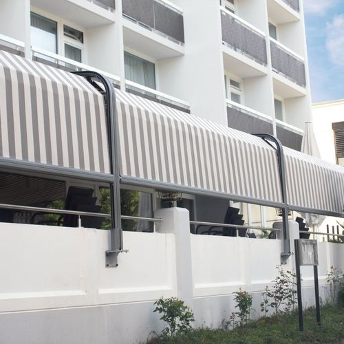 Angebaute Pergola - CURVED 610 - Kadeco Sonnenschutzsysteme GmbH - selbsttragend / mit Oberflächenmontage / Aluminium