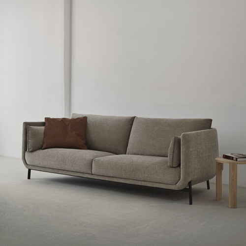 Modernes Sofa - MUST - Omelette Editions - Stoff / mit Kissen / beige