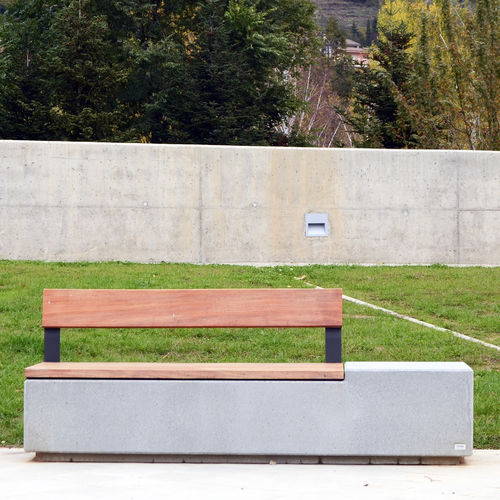 Moderne Bank für den öffentlichen Raum - Log - Durbanis - Holz / Beton / mit Rückenlehne