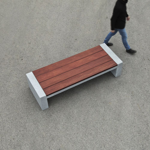 Moderne Bank für den öffentlichen Raum - Vora - Durbanis - Holz / Stahlbeton / ohne Rückenlehne