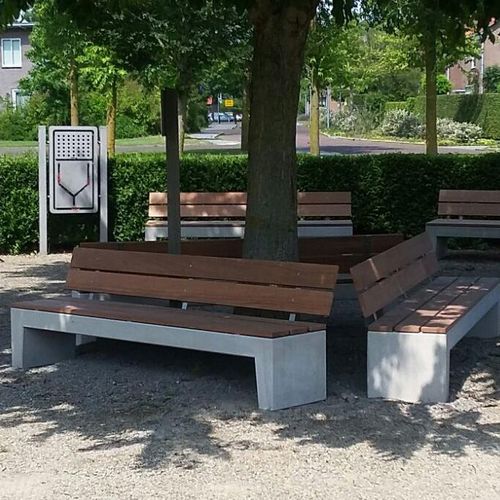 Moderne Bank für den öffentlichen Raum - Bleijko - Holz / Beton / mit Rückenlehne