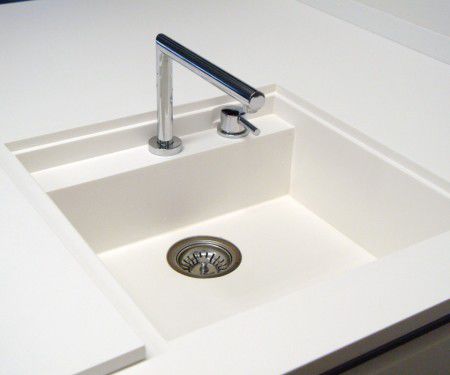 Einbauwaschbecken - KERROCK - Verbundwerkstoff / mit integrierter Waschtischplatte / Mischbatterie