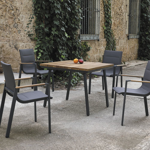 Moderner Esstisch - LAGOS - ARKIMUEBLE - Teakholz / Gestell aus Aluminium / quadratisch
