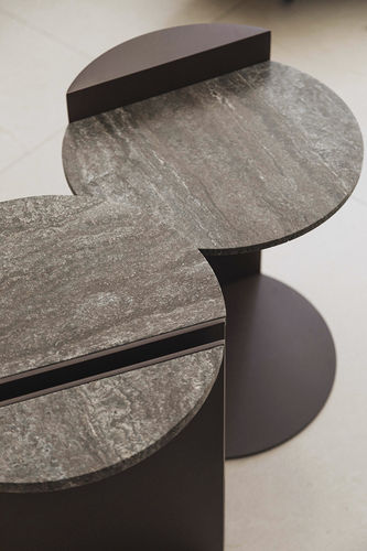 Moderner Beistelltisch - HALF BLACK TRAVERTINE - MAAMI HOME - thermolackierter Stahl / Travertin / Gestell aus lackiertem Stahl