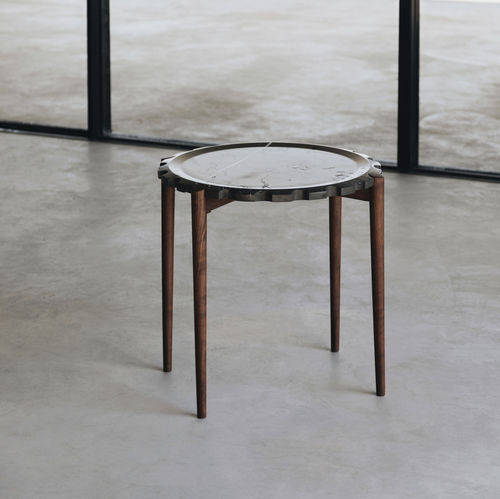Moderner Beistelltisch - CLOCK GREY KENDZO - MAAMI HOME - Marmor / Gestell aus Nussbaum / Gestell aus Massivholz