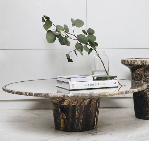 Moderner Couchtisch - DATA LOW TRAVERTINE - MAAMI HOME - Hartglas / Travertin / Gestell aus Travertin