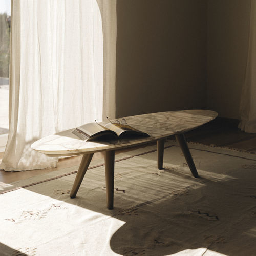 Moderner Couchtisch - ELLIPSE  ESTREMOZ LAGOA - MAAMI HOME - Marmor / Gestell aus lackiertem Holz / oval