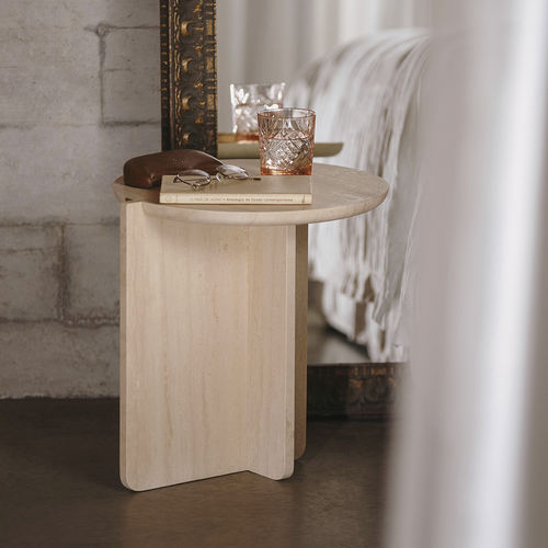 Moderner Beistelltisch - NOTCH TRAVERTINE - MAAMI HOME - Travertin / Gestell aus Travertin / rund