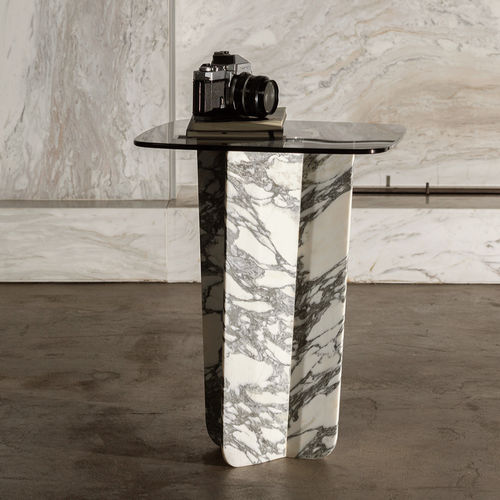 Moderner Beistelltisch - QUINA ARABESCATO - MAAMI HOME - Hartglas / Gestell aus Marmor / quadratisch