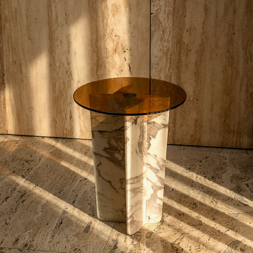 Moderner Beistelltisch - QUINA ESTREMOZ - MAAMI HOME - Hartglas / Gestell aus Marmor / rund