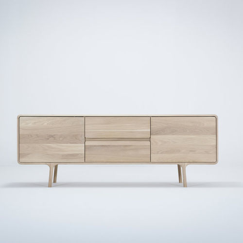 Modernes Sideboard - FAWN - Gazzda - Eiche / mit Schubladen / mit Schwingtür