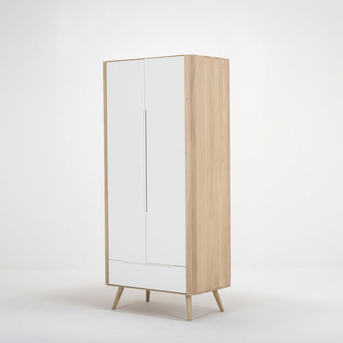 Moderner Kleiderschrank - ENA - Gazzda - Eiche / MDF / mit Schwingtür