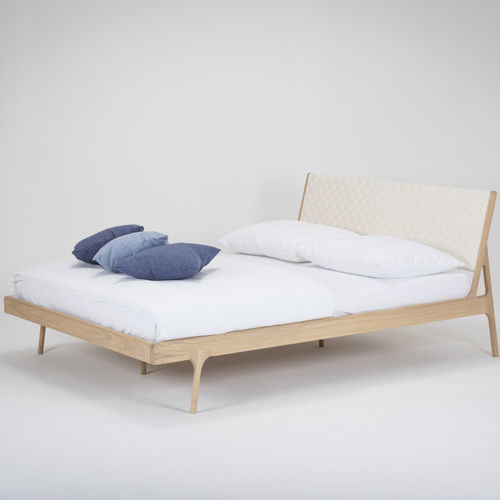 Doppelbett - FAWN - Gazzda - modern / gepolstertes Kopfteil / Baumwolle