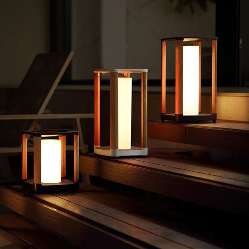 Moderne Laterne - AURORA - Higold - Metall / Teakholz / LED