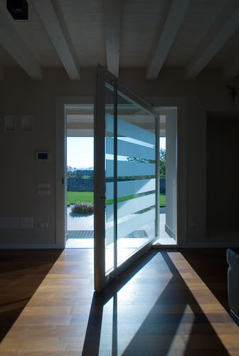 Tür für Innenbereich - ONE - Aldena - Holz / mit seitlicher Drehachse / Glas