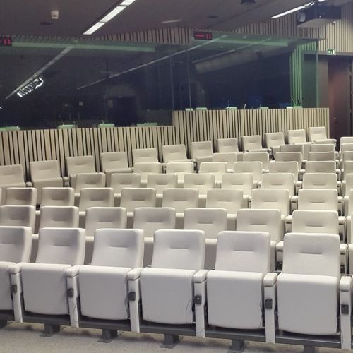 Moderner Auditoriumsessel - Arcade - Jezet Seating - feuerfester Stoff / Buche / Metall