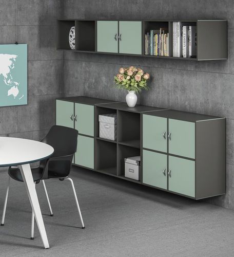 Hoher Aktenschrank - V - cube Design - wandmontiert / mit Flügeltür / modern