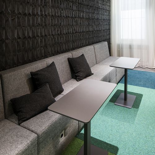 Moderner Beistelltisch - TOP - INTO Concept - MDF / Gestell aus heißlackiertem Stahl / rechteckig