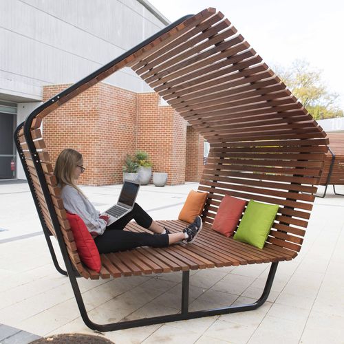 Moderne Bank für den öffentlichen Raum - URBAN SHELTER RELAX - THE ITALIAN LAB SRL - Holz / galvanisiertem Stahl / Verbundwerkstoff