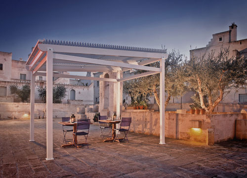 Selbsttragende Pergola - PARTERRE : RAIN COVER - Frigerio Living - Aluminium / mit orientierbaren Lamellen / modulierbar