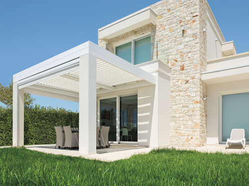 Angebaute Pergola - PARTERRE : FLAP - Frigerio Living - selbsttragend / Aluminium / mit orientierbaren Lamellen