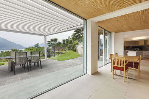 Angebaute Pergola - PARTERRE : FLAP ONE - Frigerio Living - Aluminium / mit orientierbaren Lamellen / modulierbar