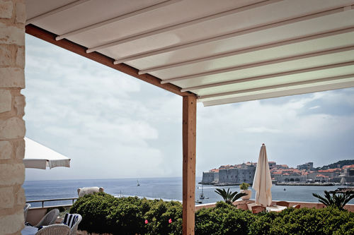 Angebaute Pergola - PARTERRE : SANREMO PATIO - Frigerio Living - Aluminium / PVC Faltdach