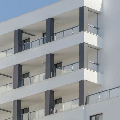 Aluminium-Geländer - BOHATERÓW WRZEŚNIA - Copal - Glasplatten / für Außenbereich / für Balkon