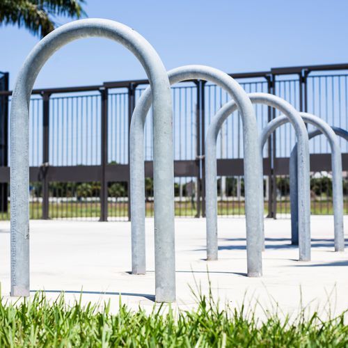 Bodenstehender Fahrradständer - U - Madrax - gesichert / für öffentliche Bereiche / galvanisiertem Stahl